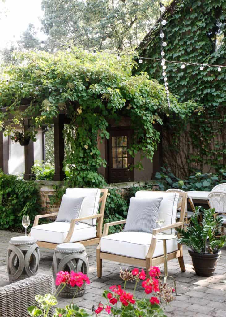 These dreamy patios will give you lots of inspiration for decorating your own outdoor spaces.  From beautiful plants and flower ideas to gorgeous outdoor accessories and furnishings, you are sure to find something you love here!