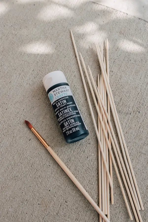 21 Halloween decor Ideas to Unleash your Creativity - Decor Hint black paint and wood skewers on floor