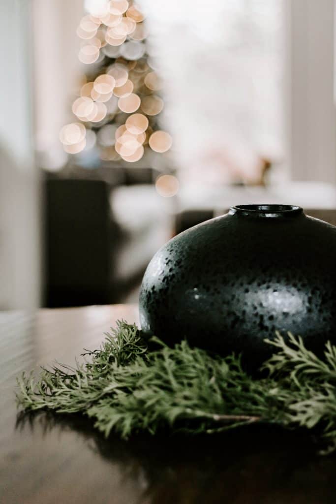 Kitchen showing wreath as centerpiece
