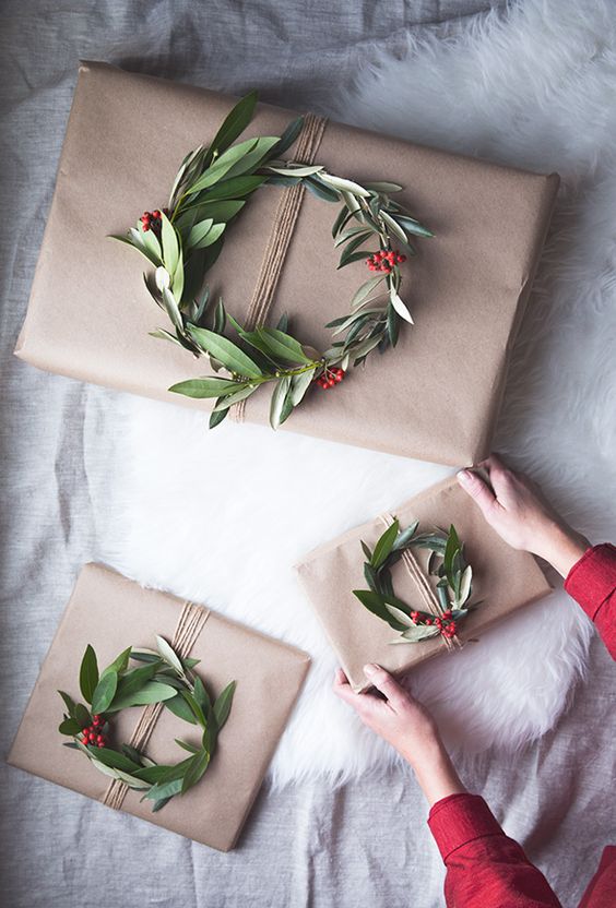 Festive Brown Paper Wrapping Ideas for Christmas. #christmasgifts #giftwrapping #giftwrappingideas