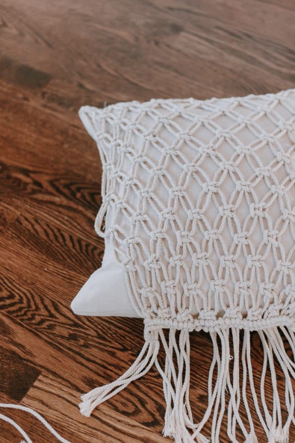 DIY Macrame Pillow - Easy and Fun macrame project - #macrame #macrameknots #macramediy