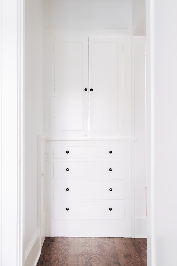 How We Organize Our Built In Linen Cabinet - Decor Hint