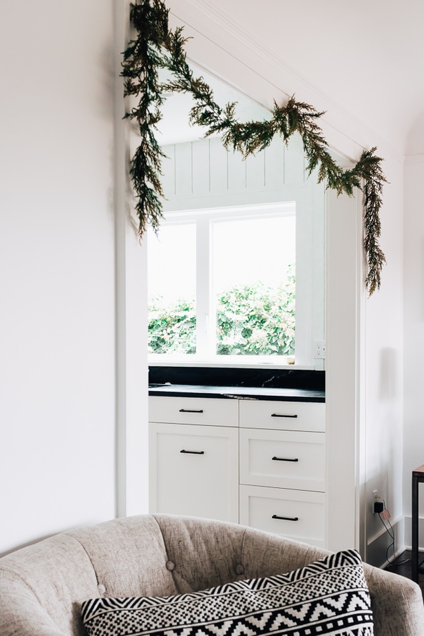 How To Hang Garland Without Nails Or Damage