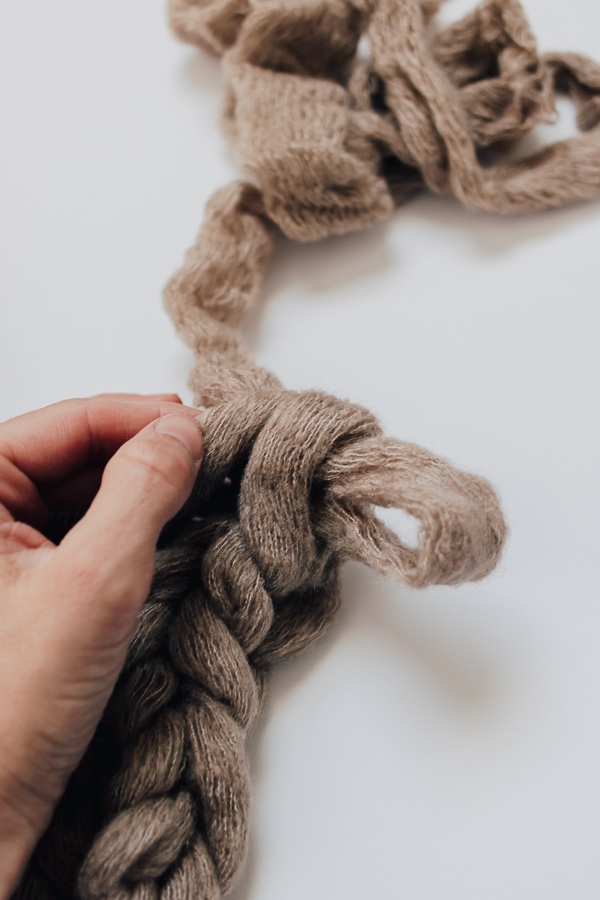 make a loop with yarn