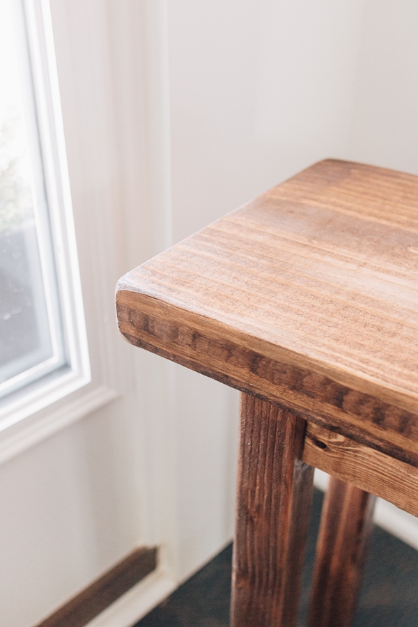 How to Make a Simple Wood Bench for less than $10 - decorhint close up of a wood bench