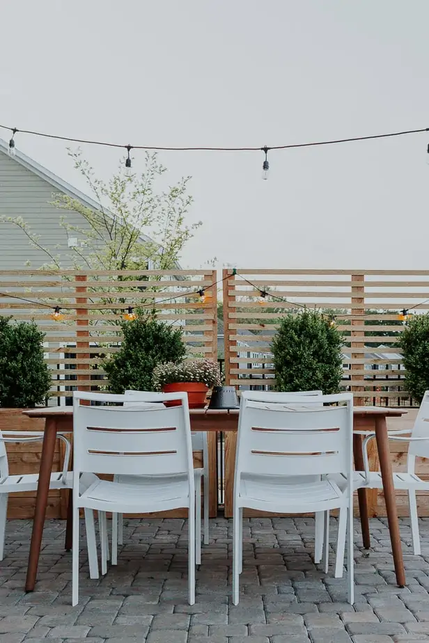  Vue d'un treillis de bricolage en cèdre et pin contre des boîtes à jardinières. comment construire un treillis du début à la fin! Apprenez à quel point il est facile de créer le vôtre! 