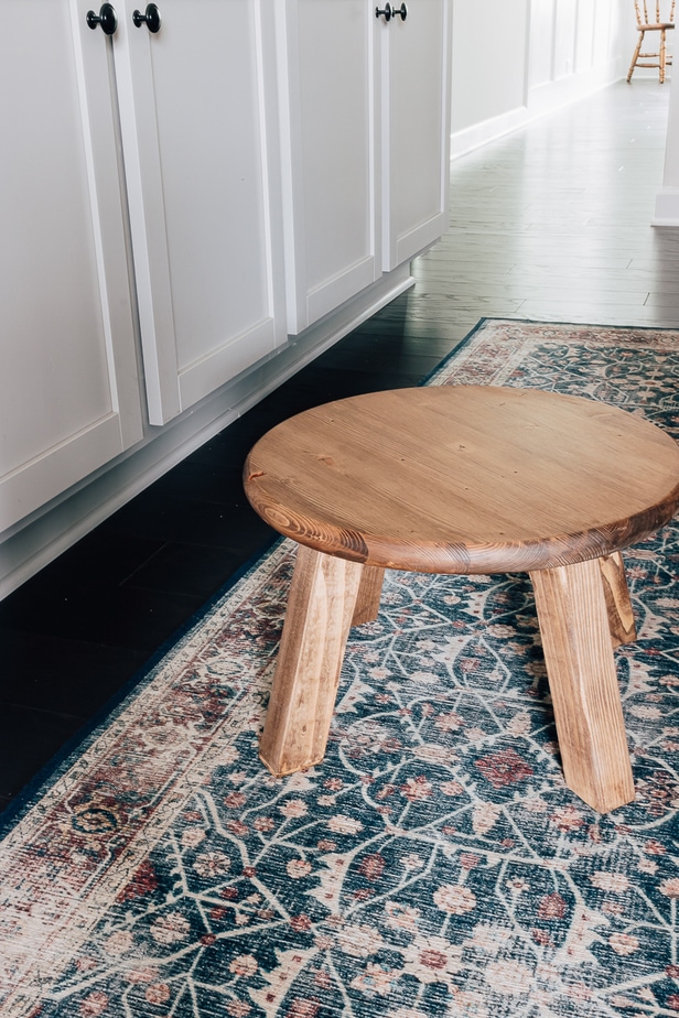 Trendy Decor: DIY Small Wood Stool - decorhint DIY Small Wood Stool in a Kitchen - full tutorial for how to make these cheap wood stools in post.