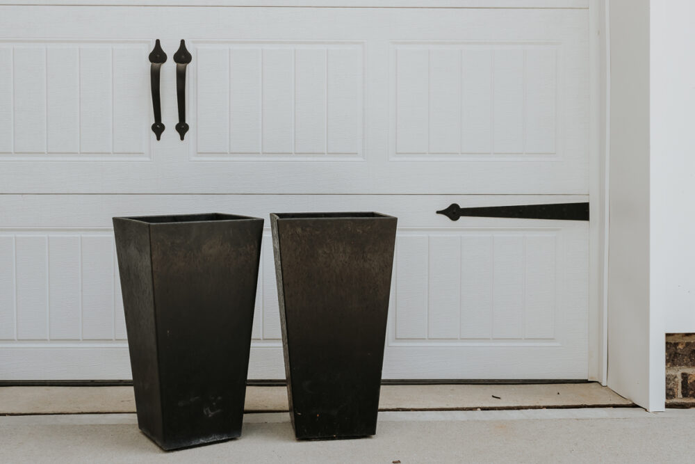 How to Paint Plastic Planters in 3 steps - Decor Hint black outdoor planters prepped for spray painting