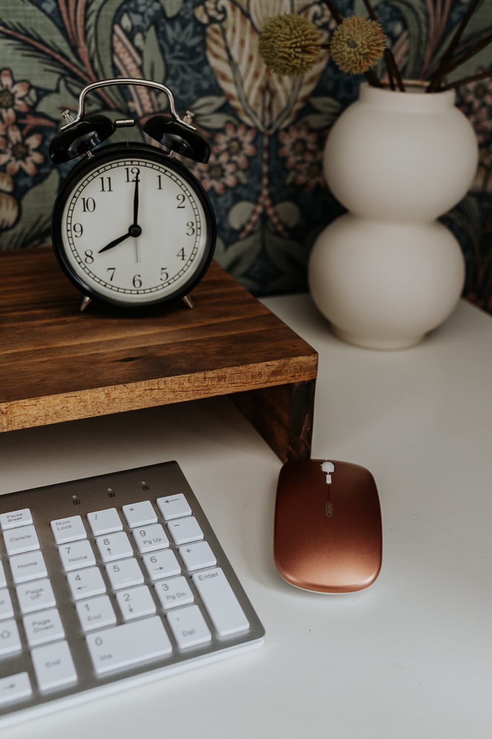 Simple DIY Wood Laptop Stand - Decor Hint