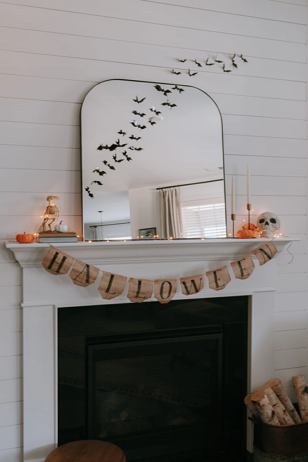 21 Halloween decor Ideas to Unleash your Creativity - Decor Hint How to make a DIY halloween banner - simple halloween mantel decor