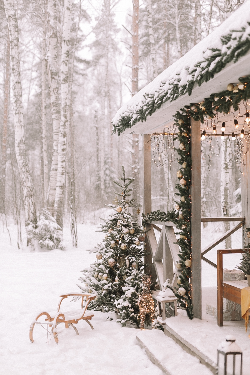 Popular Christmas Decor on Amazon (You want to add to cart now) - Decor Hint snowy exterior porch with lights