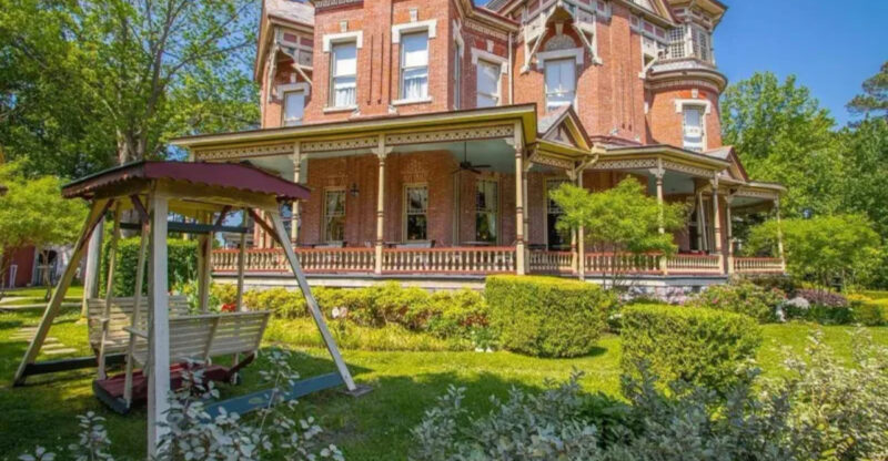 17 Must-See Photos Of An 1888 Queen Anne Home In Little Rock