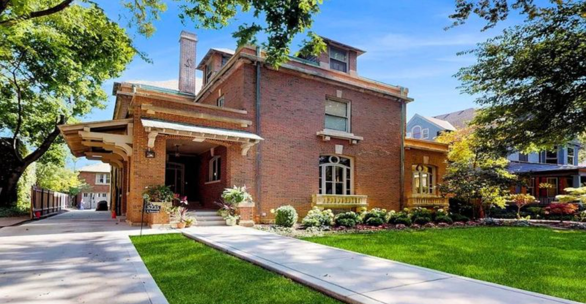A 1904 Chicago Collegiate Gothic Gem With Coach House, Restored Marble And Historic Charm - Decor Hint A 1904 Chicago Collegiate Gothic Gem With Coach House Restored Marble And Historic Charm - Decor Hint