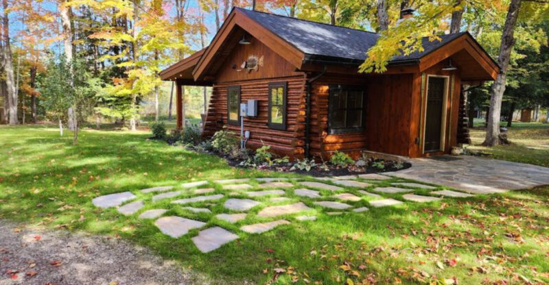These 9 Woodsy Cabin Aesthetics From Michigan Retreats Will Inspire Your Exterior
