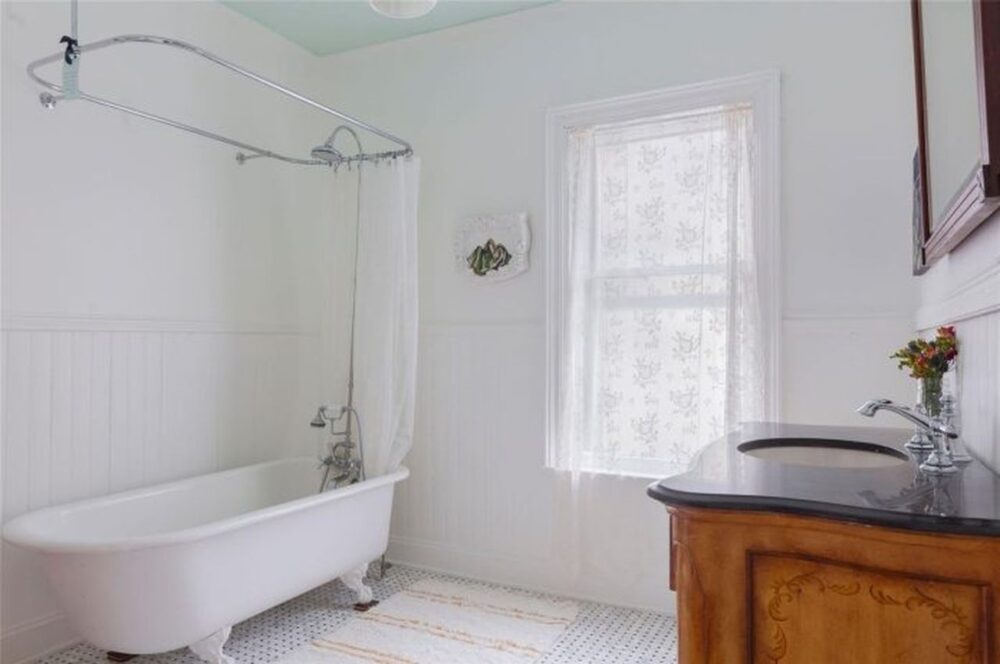Inside A 1899 Queen Anne Victorian In Poughkeepsie With Stained Glass And Intricate Woodwork - Decor Hint Bathroom