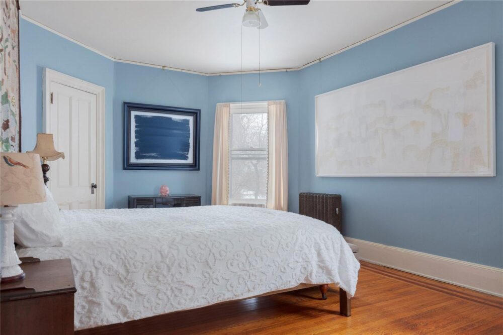Inside A 1899 Queen Anne Victorian In Poughkeepsie With Stained Glass And Intricate Woodwork - Decor Hint Bedroom