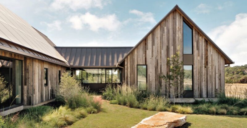 12 Bold Exterior Touches From Texas Ranches Gaining Popularity
