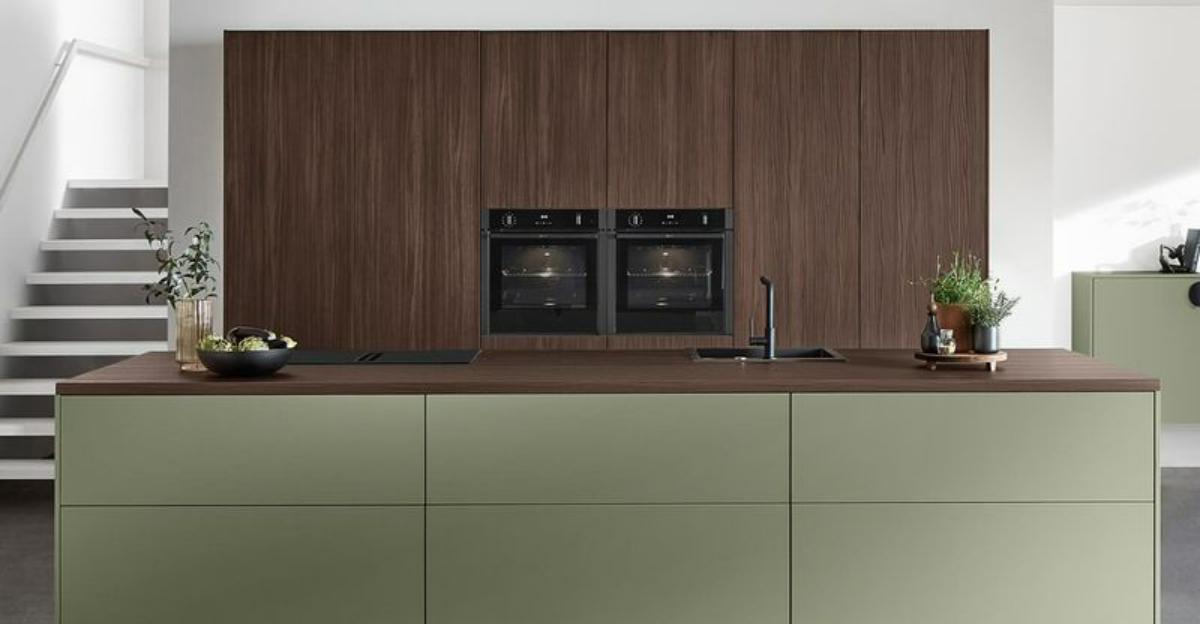 20 Color-Drenched Kitchens That Prove This Paint Trend Is Totally Timeless When Used Right - Decor Hint 20 Color Drenched Kitchens That Prove This Paint Trend Is Totally Timeless When Used Right - Decor Hint