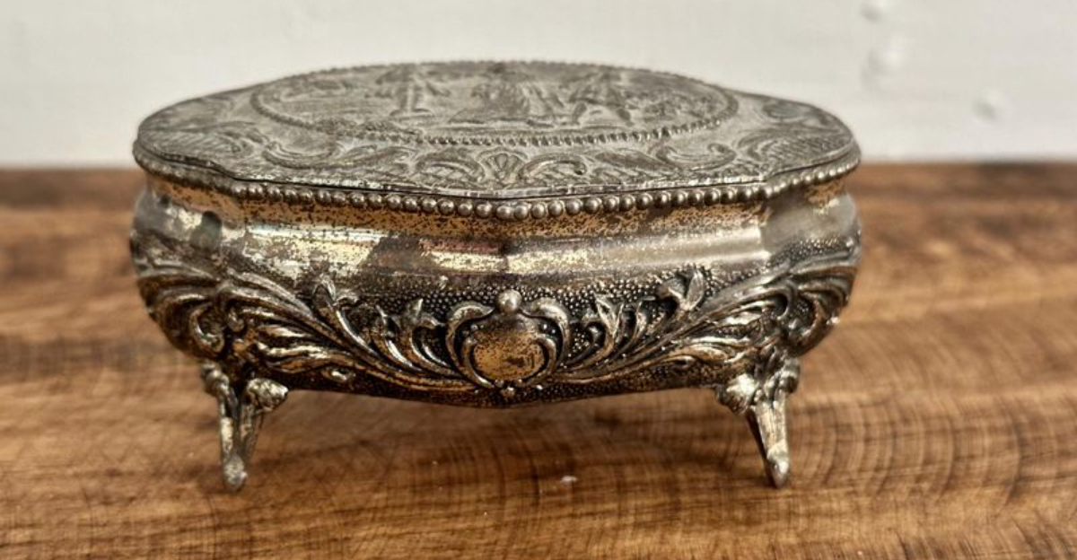 6 Decor Items In Katy Living Rooms Losing Their Value And 3 That Were Never Worth Much - Decor Hint 6 Decor Items In Katy Living Rooms Losing Their Value And 3 That Were Never Worth Much - Decor Hint