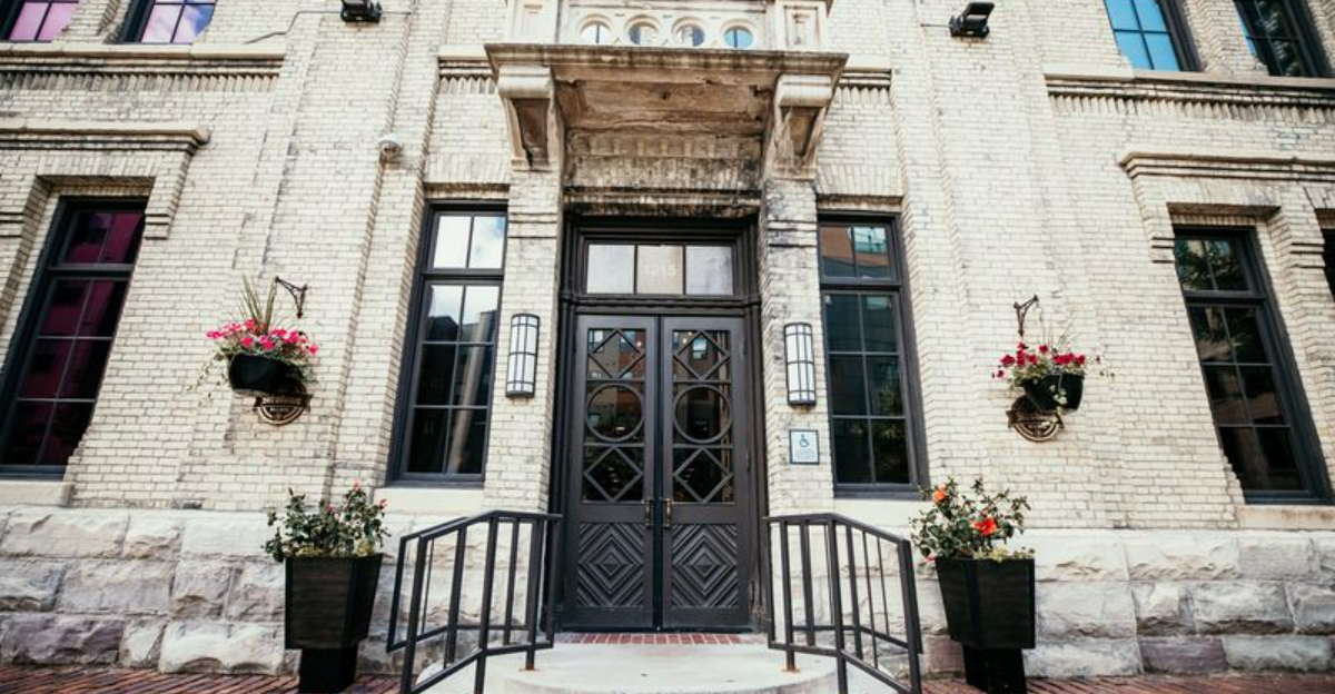 8 Exterior Looks From Wisconsin That Balance Beauty And Durability - Decor Hint