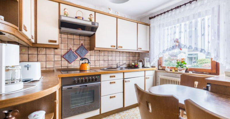 8 Kitchen “Icks” That Instantly Turn Off Homebuyers, According To Real Estate Pros