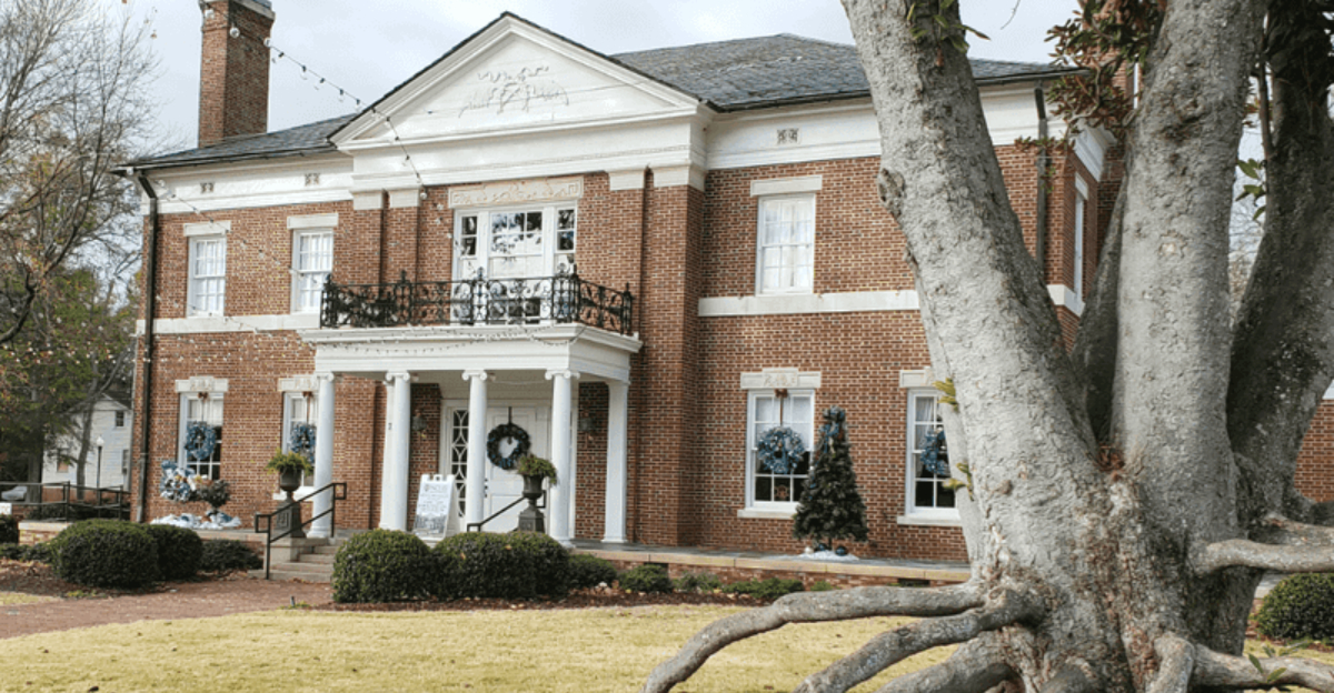 Admire The Stunning McRitchie-Hollis House In Newnan, A True 1930s Southern Gem - Decor Hint Admire The Stunning McRitchie Hollis House In Newnan A True 1930s Southern Gem - Decor Hint