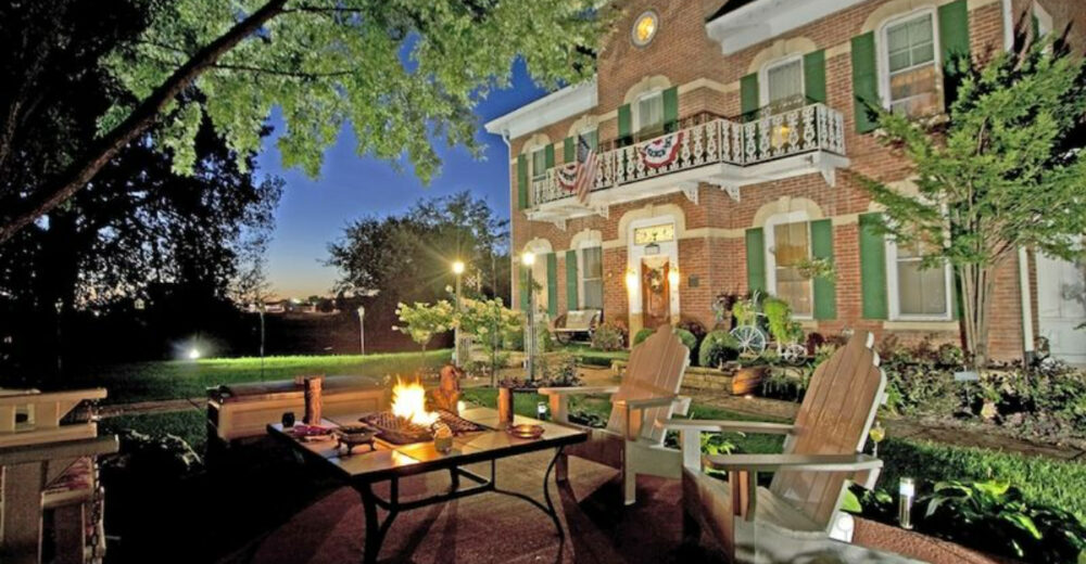 The Welcoming Yard Style Youll See Everywhere In Galena - Decor Hint