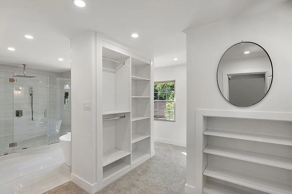 Walking closet and bathroom