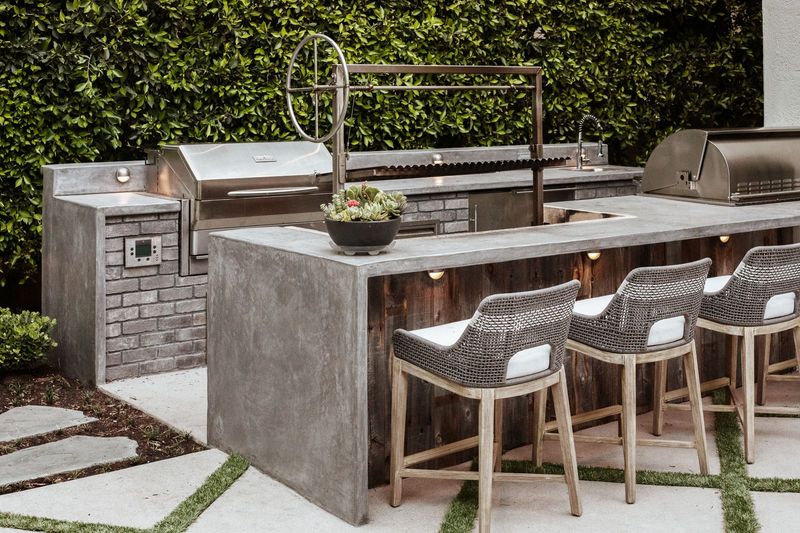 10 Florida Outdoor Kitchens Built To Withstand Heat And Storms - Decor Hint Concrete Countertop Champions