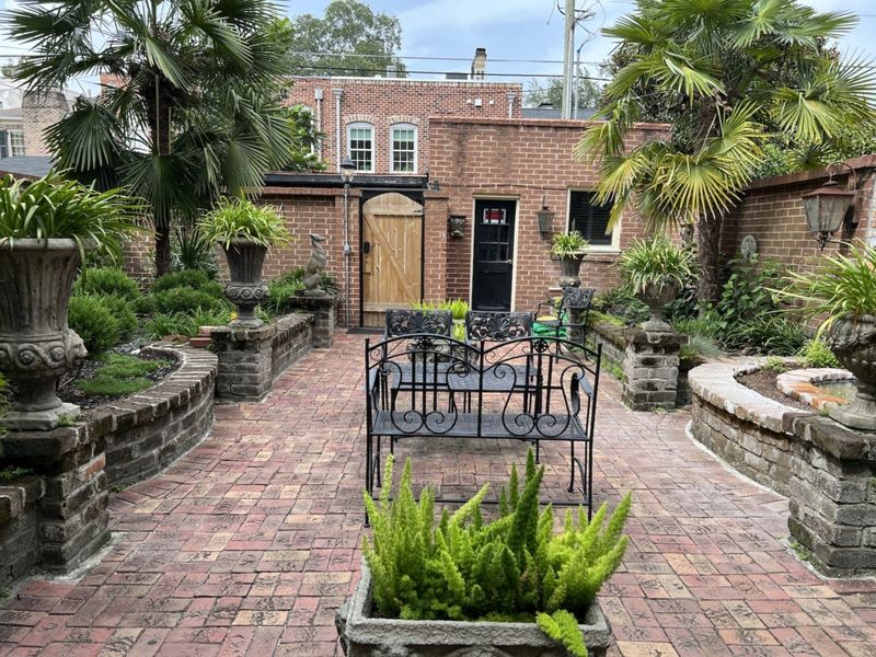 10 Georgia Garden Layouts That Feel Like Outdoor Living Rooms - Decor Hint Southern Courtyard Charm