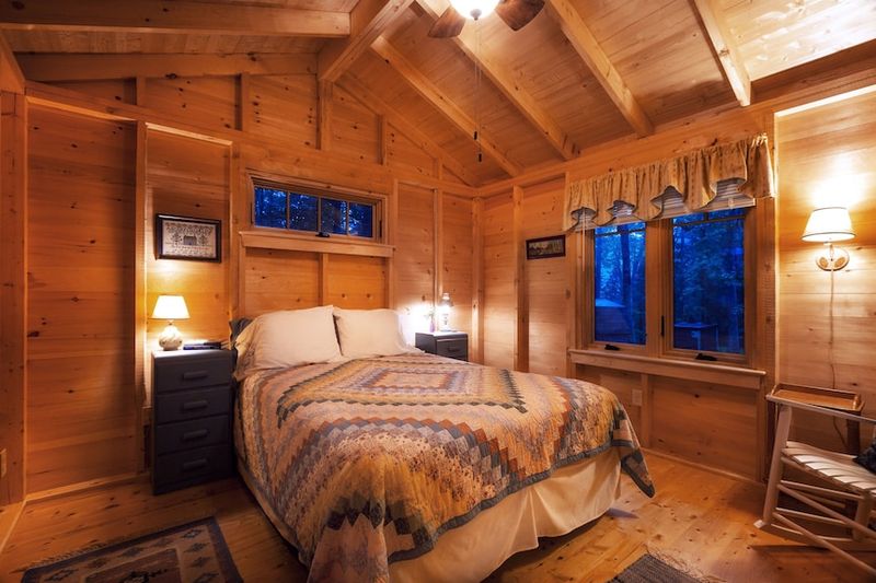10 Maine Country Bedrooms Where Cozy And Classic Styles Come Together - Decor Hint Lakeside Pine Haven