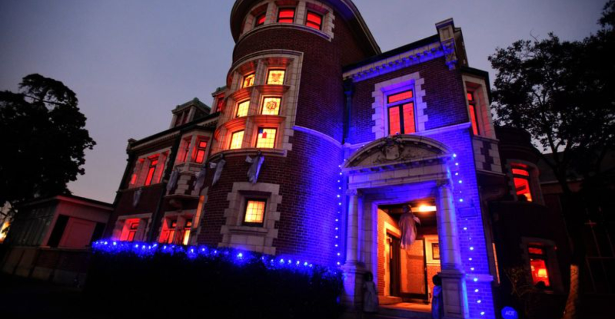 10 Spooky Gothic Mansions From The U.S. And Abroad That Could Be Movie Sets - Decor Hint