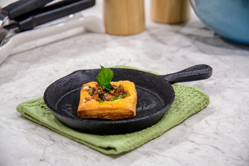 10 Vintage Kitchen Finds That May Be Valuable - Decor Hint Cast Iron Cookware From Bygone Brands
