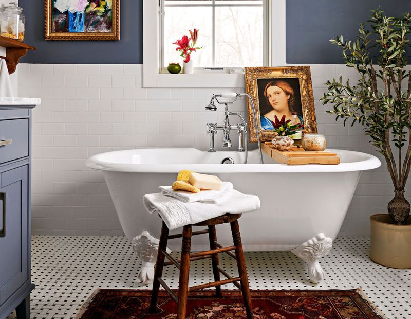 11 Vintage California Bathrooms Making A Stylish Comeback - Decor Hint Clawfoot Tubs Take Center Stage