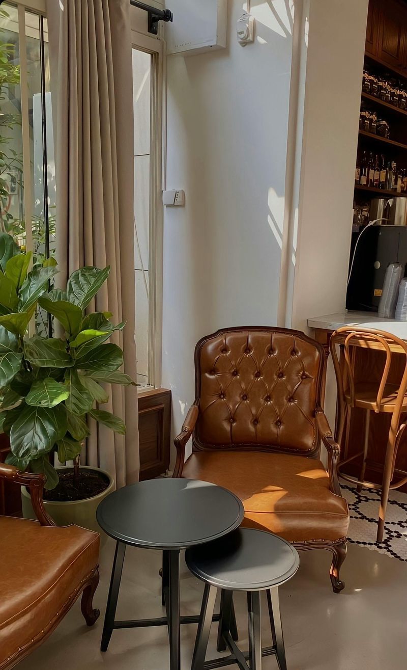 11 Vintage Items That Could Give Your Home A Cozier Feel - Decor Hint Worn Leather Armchair