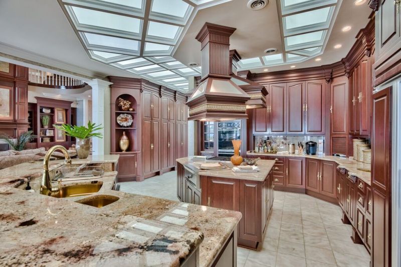 12 Georgia Butler's Pantries Making A Quiet Comeback - Decor Hint Savannah Colonial Revival