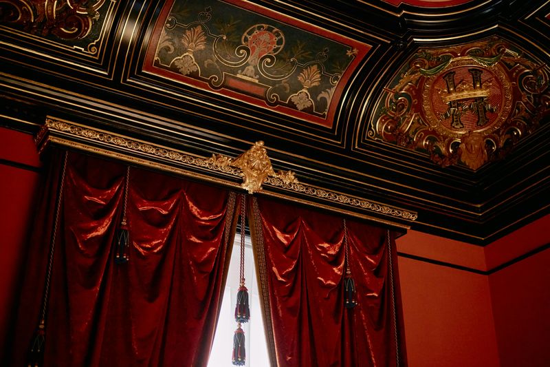 13 Home Decor Trends That Can Make Your Space Look Older - Decor Hint Heavy Drapes And Valances