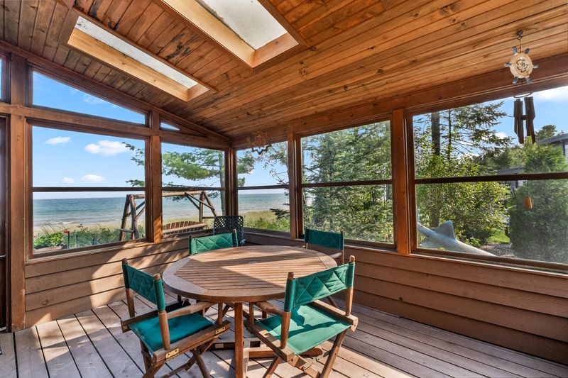 13 Key Features Defining Michigan Lakefront Cottages - Decor Hint Screened-in Porches for Bug-Free Evenings