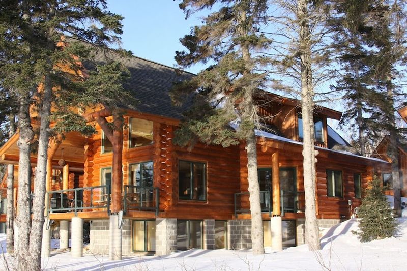 15 Minnesota Three-Season Porches Built To Last Through Long Winters - Decor Hint Rustic Timber Haven