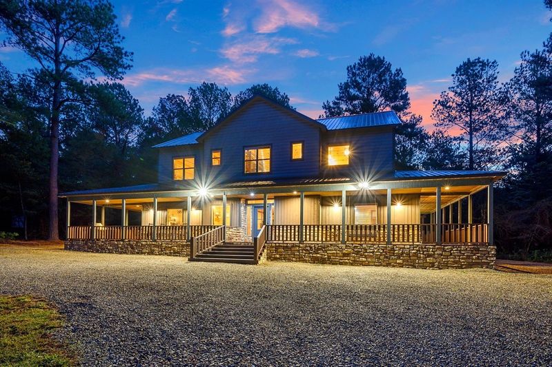 15 Oklahoma Farmhouse Porches That Could Be Perfect For Slow Evenings - Decor Hint Wide Wraparound Porches