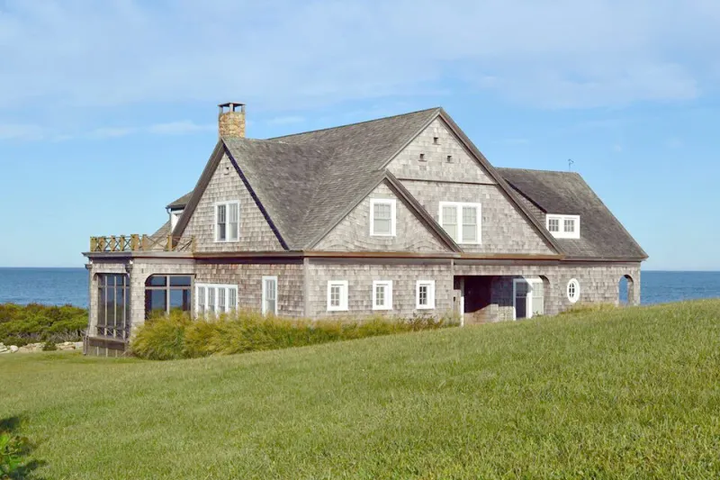 15 Rhode Island Shingle Cottages With Salt-And-Sun Patina - Decor Hint Classic Coastal Gray Shingles