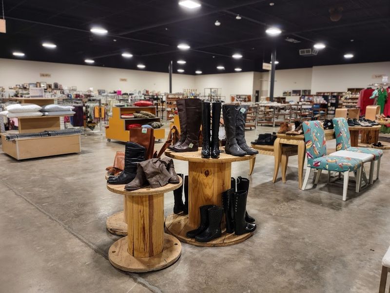 9 Iowa Thrift Stores With Retro Gems Worth Grabbing - Decor Hint Crowded Closet: Iowa City's Ethical Treasure Chest