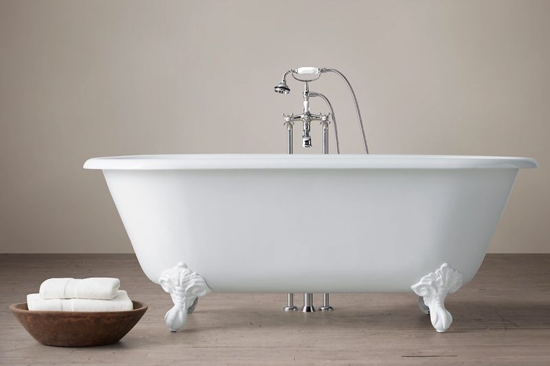 26 Ways To Get That Vintage Bathroom Look In New York Homes (Even In A Modern Apartment) - Decor Hint Claw-Foot Tubs Make a Statement