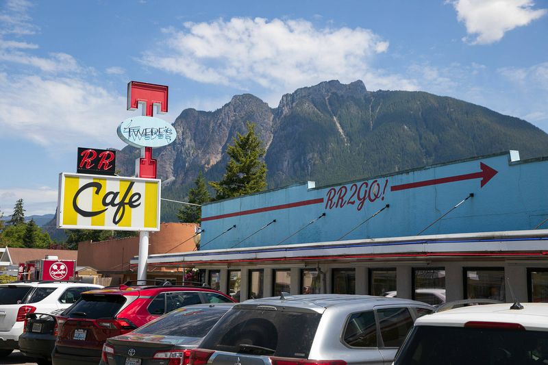 7 Washington Diners That Feel Like A Sunny Escape On Rainy Days - Decor Hint Twede's Cafe – North Bend