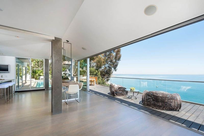 Malibu Glass House: Where Ocean Meets Living Room