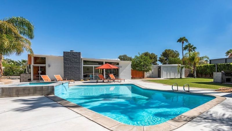 7 California Homes That Channel The Retro Spirit Of The '70s - Decor Hint Palm Springs Poolside Paradise