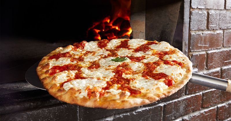 7 Classic New York Pizza Chains Keeping Tradition On The Menu - Decor Hint Grimaldi's Pizzeria: Brooklyn Bridge's Coal-Fired Legend