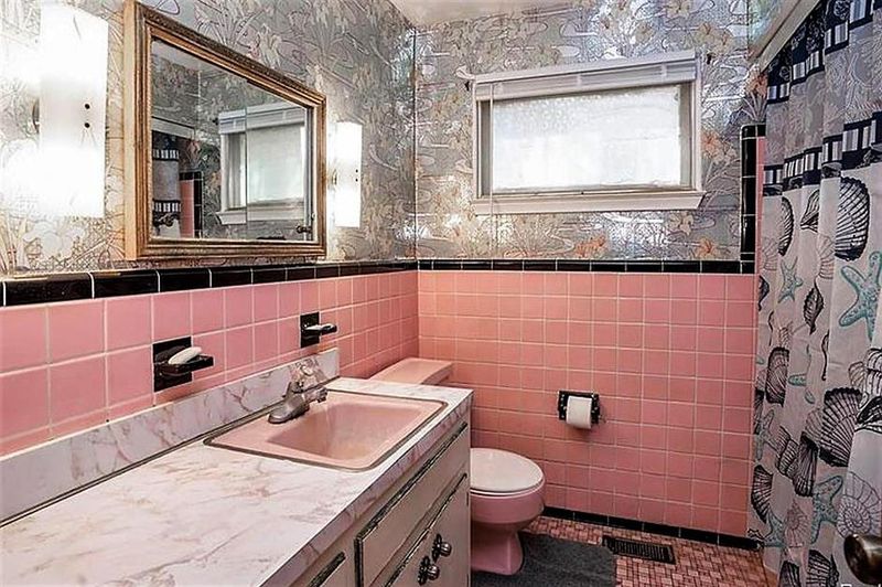 7 Surprising Vintage Bathroom Decor Trends Making A Comeback In New Jersey - Decor Hint Colorful Porcelain Fixtures