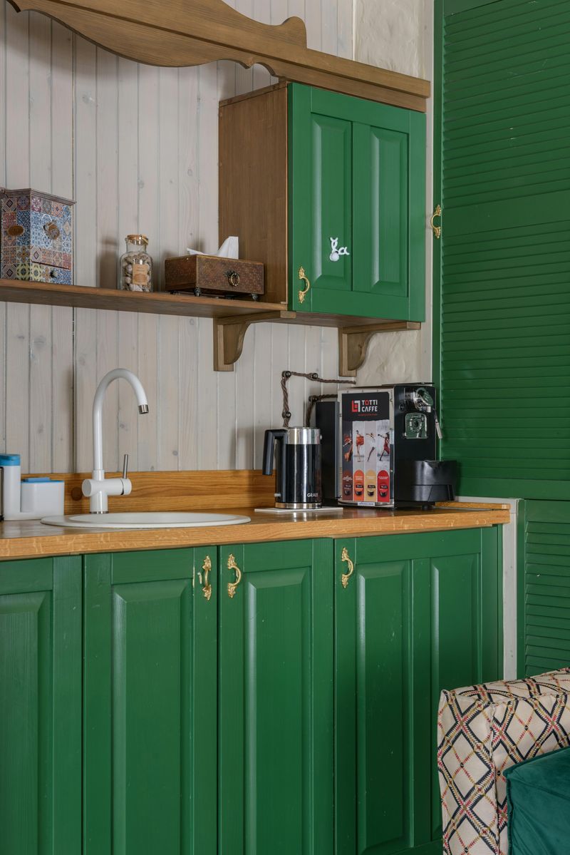 7 Tips For Updating A Vintage Kitchen While Preserving Its Character - Decor Hint Refresh Cabinets With Paint Or New Hardware
