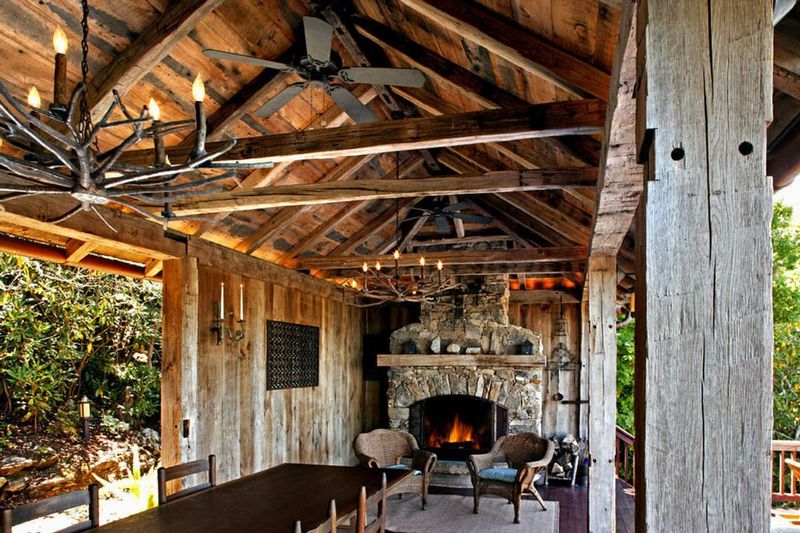 8 Arkansas Farmhouses That Showcase Classic Southern Touches - Decor Hint Rustic Barnwood Accents And Beamed Ceilings